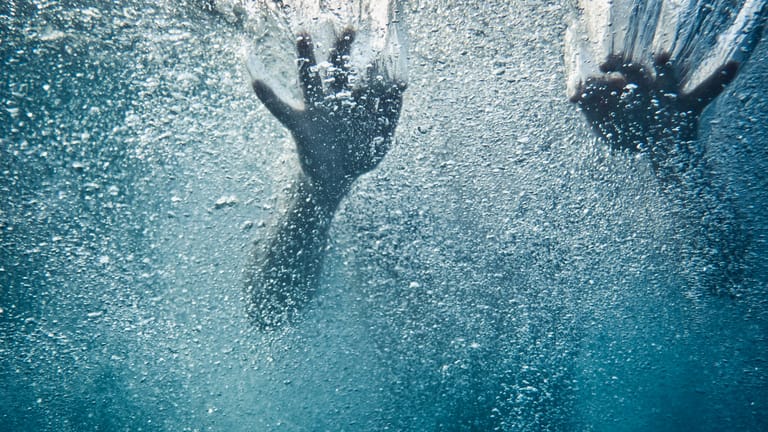 Körper unter Wasser: Ertrinkende sind meist zu erschöpft, um nach Hilfe zu rufen.