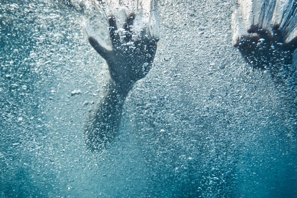 Körper unter Wasser: Ertrinkende sind meist zu erschöpft, um nach Hilfe zu rufen.