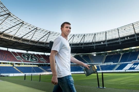 Per Mertesacker, der frühere deutsche Fußball-Nationalspieler, stellt seine Autobiografie vor.