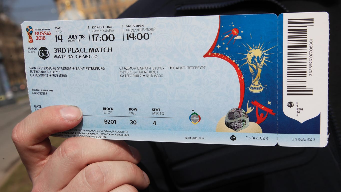 Eintrittskarte für die Fußballweltmeisterschaft in Russland: Wer das deutsche Nationalteam bei der WM in Russland begleiten will, muss für Tickets und Hotel mehrere Tausend Euro ausgeben.