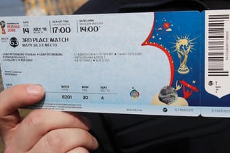 Eintrittskarte für die Fußballweltmeisterschaft in Russland: Wer das deutsche Nationalteam bei der WM in Russland begleiten will, muss für Tickets und Hotel mehrere Tausend Euro ausgeben.