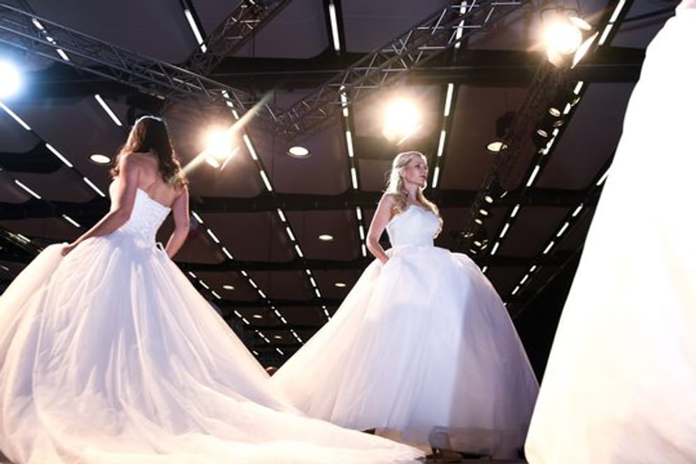 Bei der Messe "Ewig dein" in Revensburg zeigen Models Hochzeitskleider - Doch nicht jedes Kleid kommt zum Einsatz.