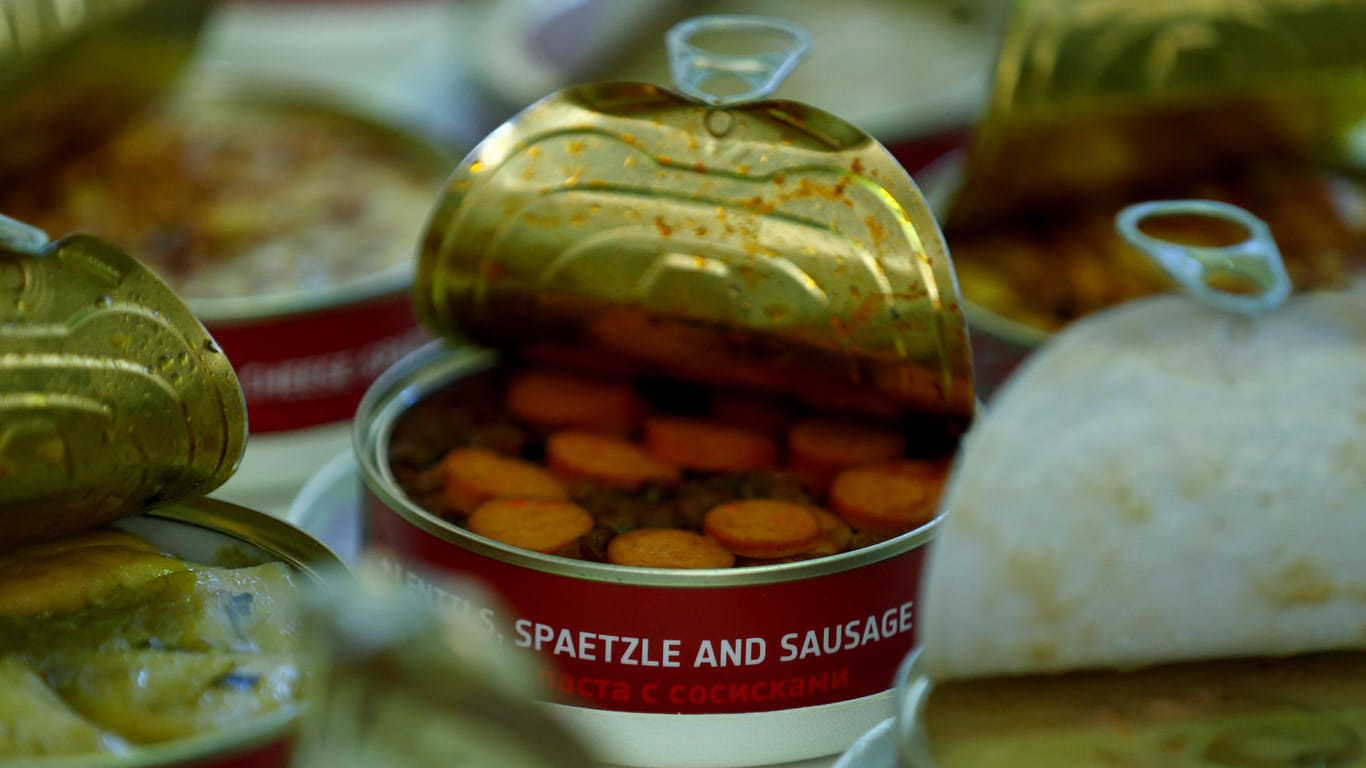 Weltraum-Essen in Köln: So sehen Spätzle und Würstchen auf der ISS aus.
