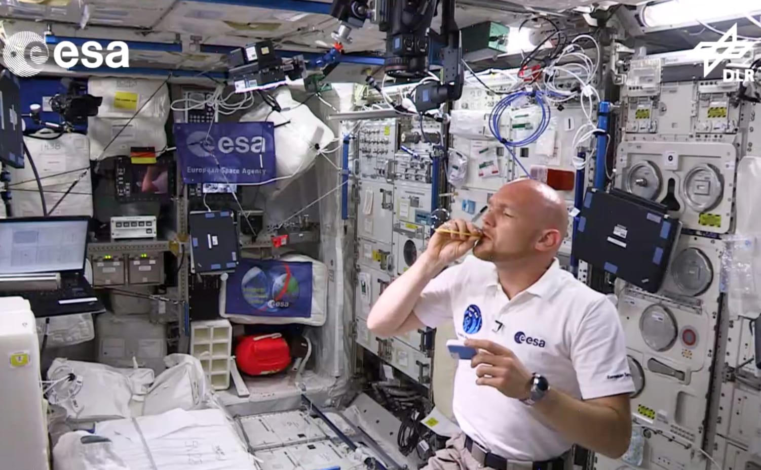 Seifenblasen ohne Schwerkraft: Astronaut Alexander Gerst versucht eine Seifenblase auf der Internationalen Raumstation zu machen.