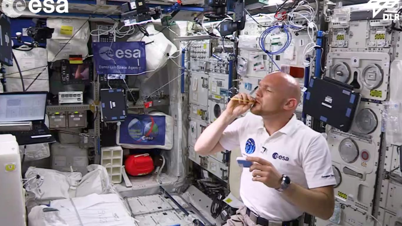 Seifenblasen ohne Schwerkraft: Astronaut Alexander Gerst versucht eine Seifenblase auf der Internationalen Raumstation zu machen.