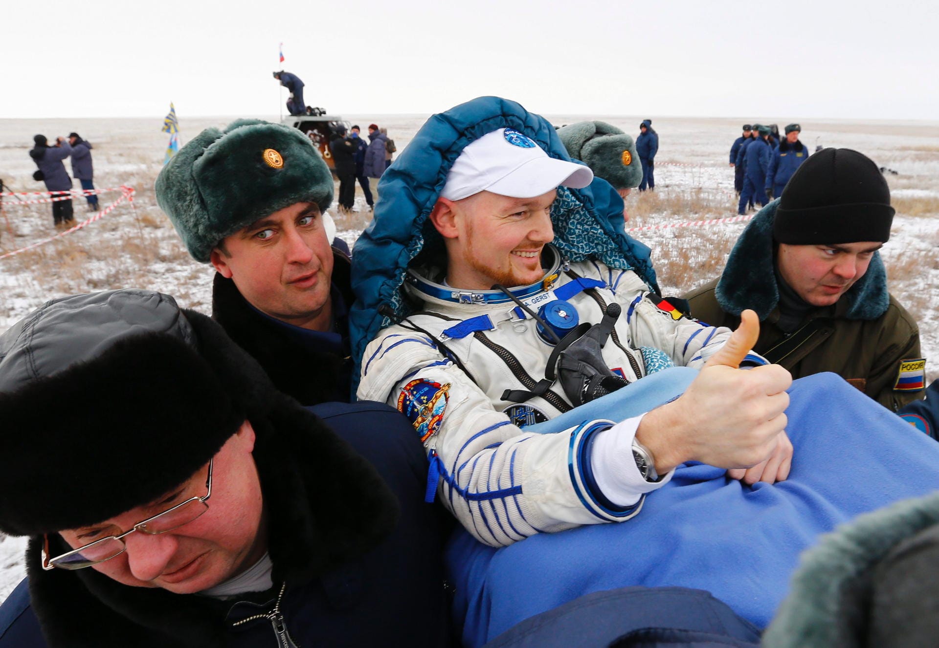 10. November 2014, Kasachstan: Mitglieder des Bodenpersonals tragen den Astronauten Alexander Gerst nach der Landung.