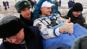 10. November 2014, Kasachstan: Mitglieder des Bodenpersonals tragen den Astronauten Alexander Gerst nach der Landung.