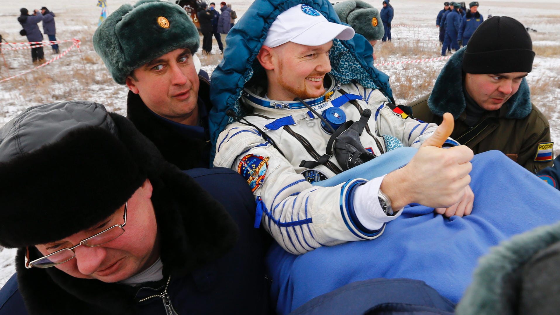 10. November 2014, Kasachstan: Mitglieder des Bodenpersonals tragen den Astronauten Alexander Gerst nach der Landung.