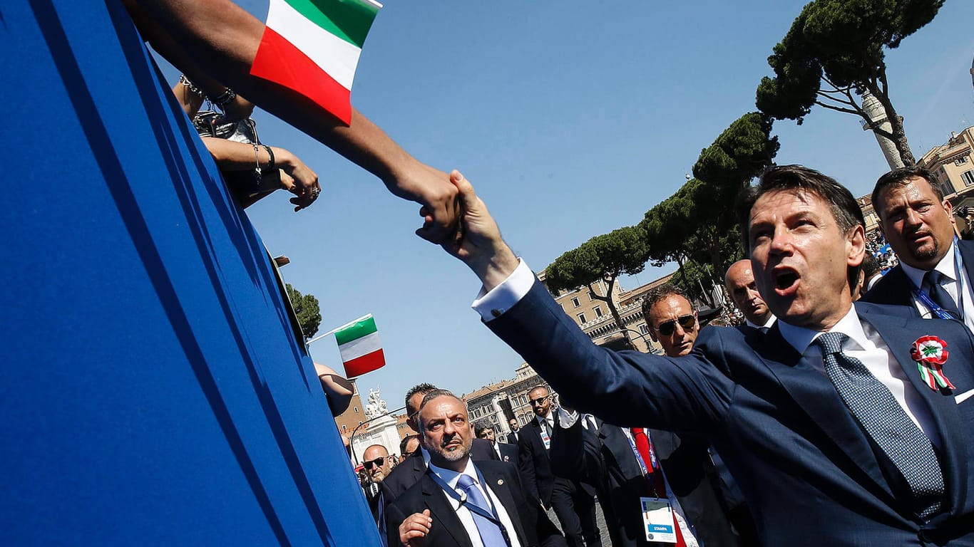 Giuseppe Conte, Italiens Premierminister, wird von Anhängern begrüßt: Italiens Probleme sind nur die Vorboten für weitere Probleme, die der Euro möglicherweise nicht überleben wird.