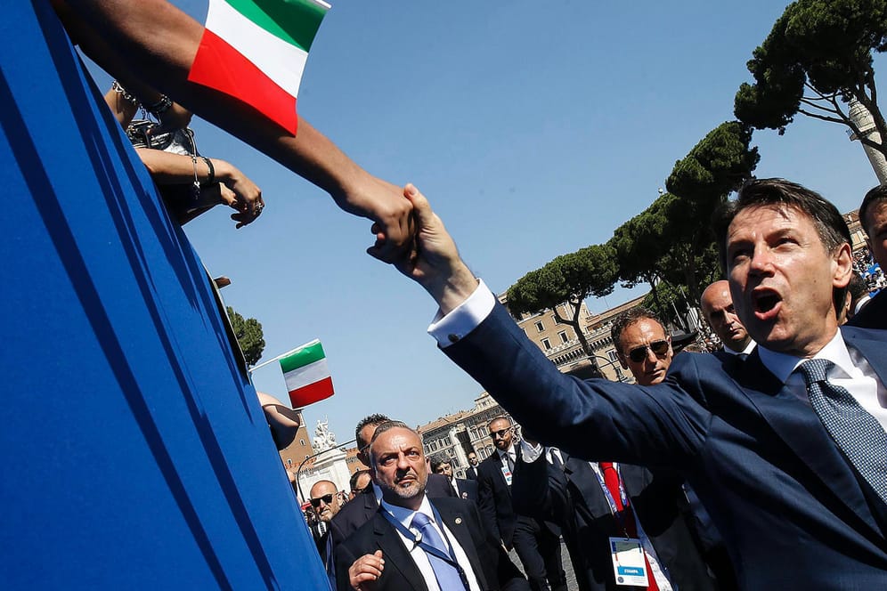 Giuseppe Conte, Italiens Premierminister, wird von Anhängern begrüßt: Italiens Probleme sind nur die Vorboten für weitere Probleme, die der Euro möglicherweise nicht überleben wird.