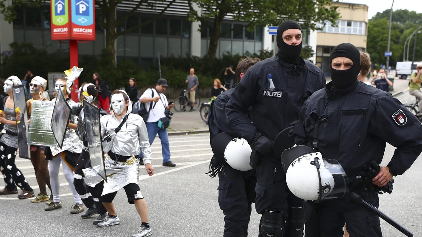 Demonstranten und Polizisten während des G-20-Gipfels in Hamburg im vergangenen Juni