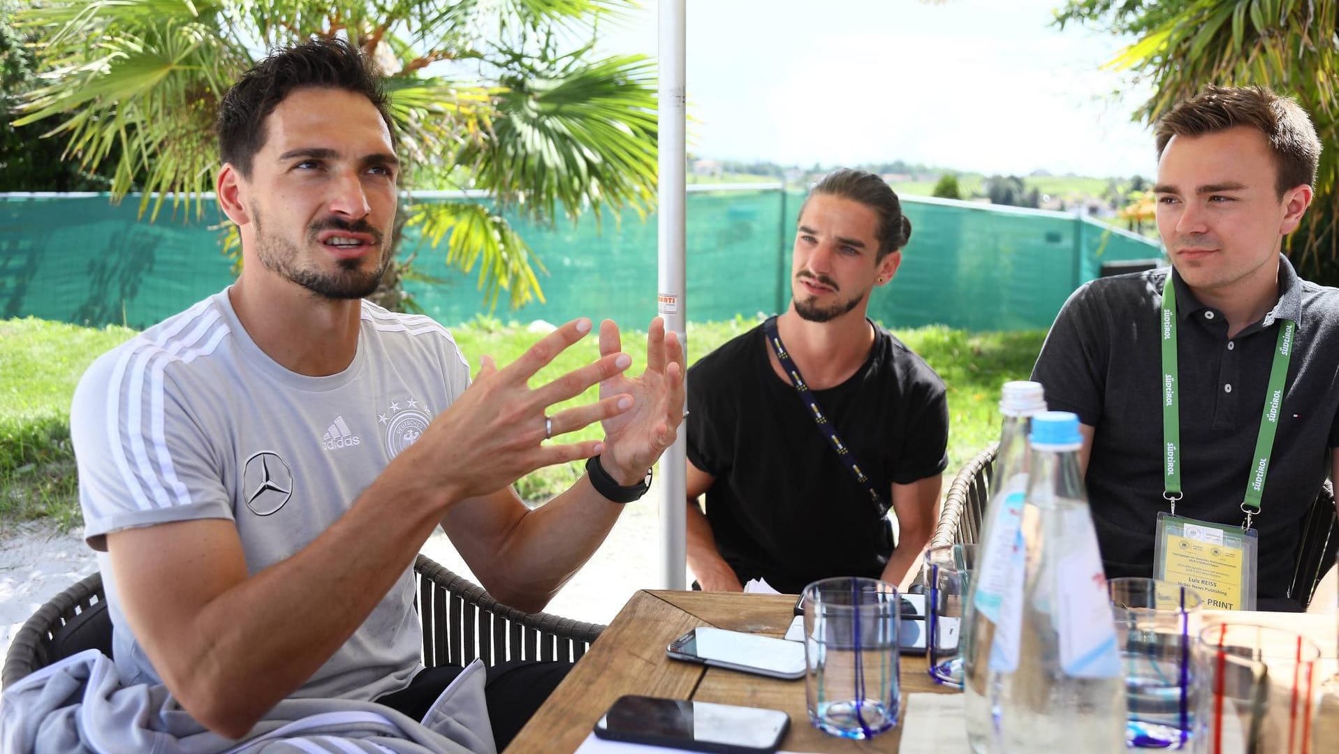 Mats Hummels (l.): Der Abwehrchef sprach beim Medientag der Nationalmannschaft mit t-online.de-Reporter Luis Reiß (r.).