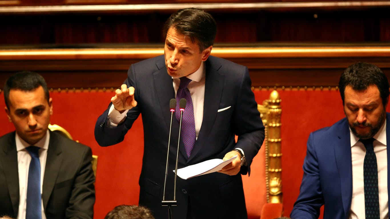 Der neue italienische Regierungschef Giuseppe Conte (Mitte) während seiner Antrittsrede vor dem Senat