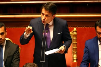 Der neue italienische Regierungschef Giuseppe Conte (Mitte) während seiner Antrittsrede vor dem Senat