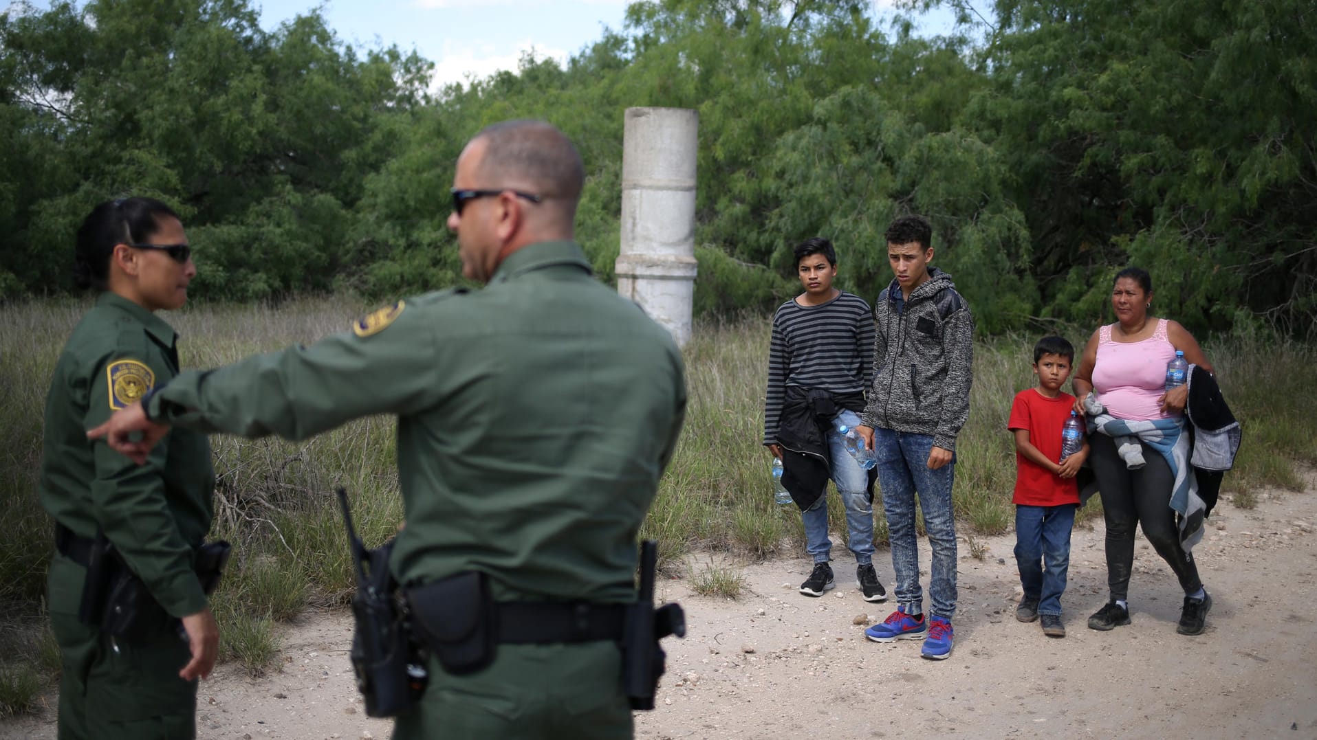 Einwanderer stellen sich den US-Behörden in Texas: Trumps Null-Toleranz-Politik steht in der Kritik.