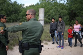 Einwanderer stellen sich den US-Behörden in Texas: Trumps Null-Toleranz-Politik steht in der Kritik.