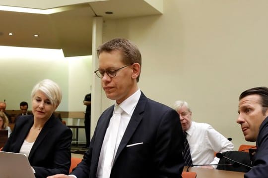 Rechtsanwalt Wolfgang Heer (M) hatte mit seinem Plädoyer bereits am Dienstag begonnen und die sofortige Freilassung Zschäpes gefordert.