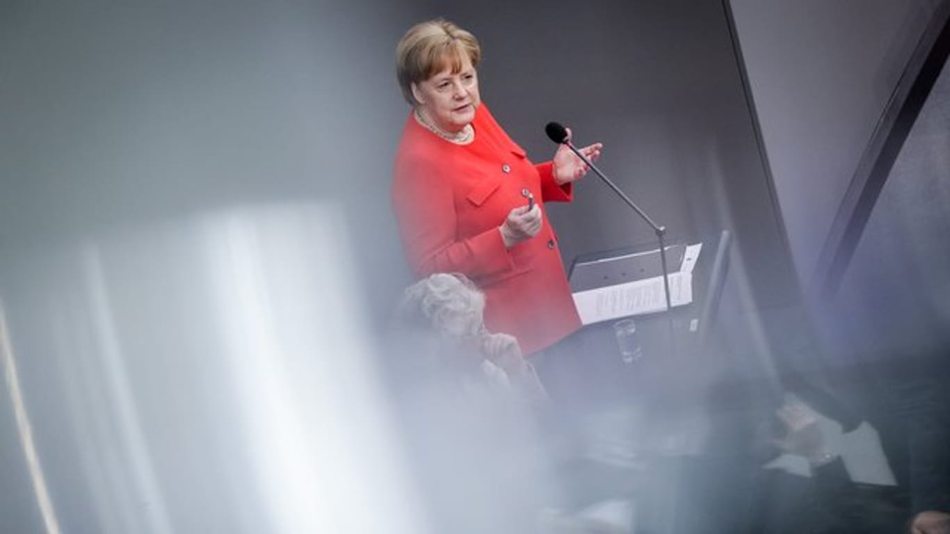 Merkel stellte sich in der regelmäßigen Regierungsbefragung erstmals selbst den Fragen der Abgeordneten.