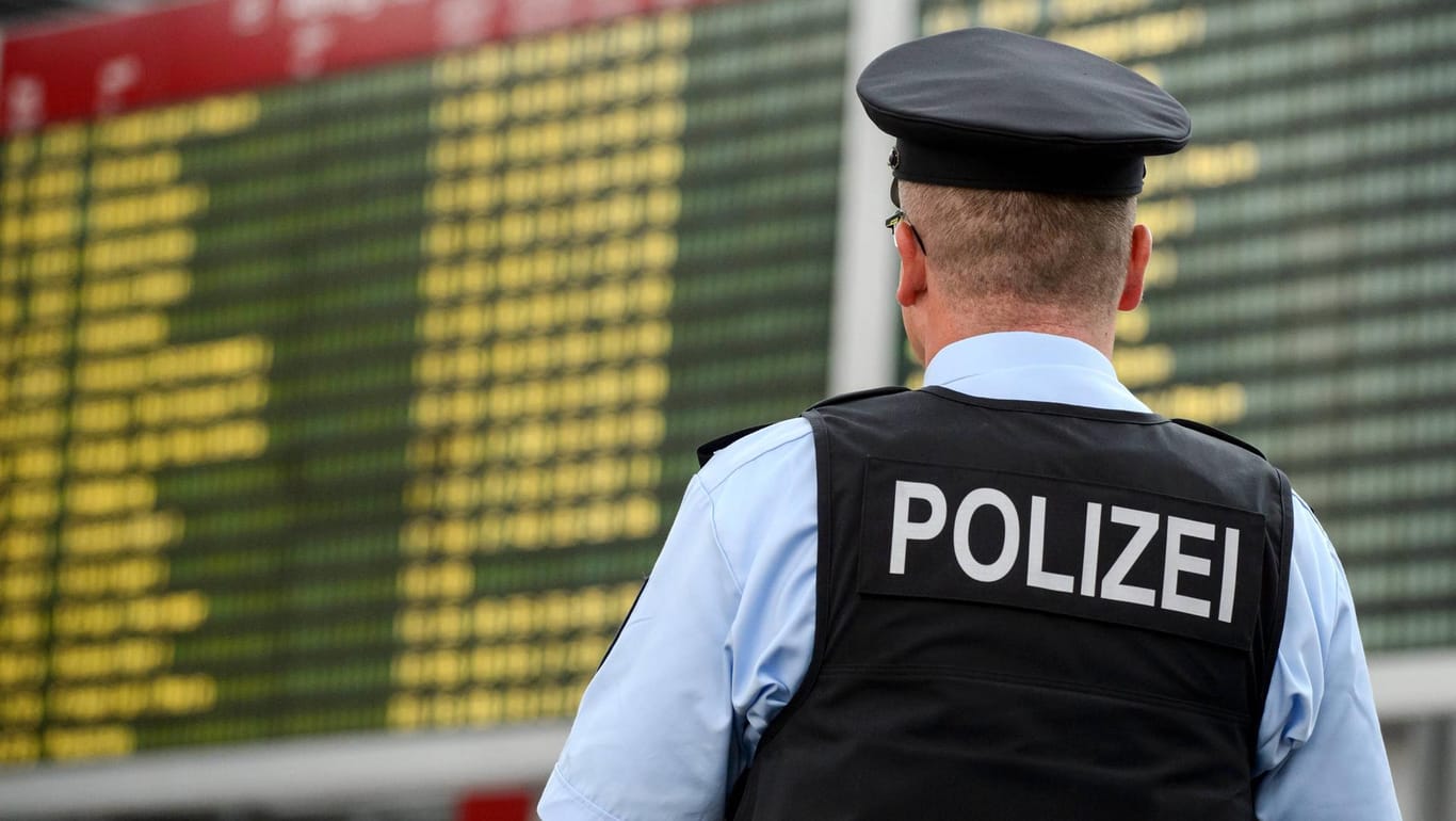 Beamter der Bundespolizei am Flughafen Dresden: Für Abschiebungen ist bislang der Bund zuständig, Bayern will das künftig selbst übernehmen.