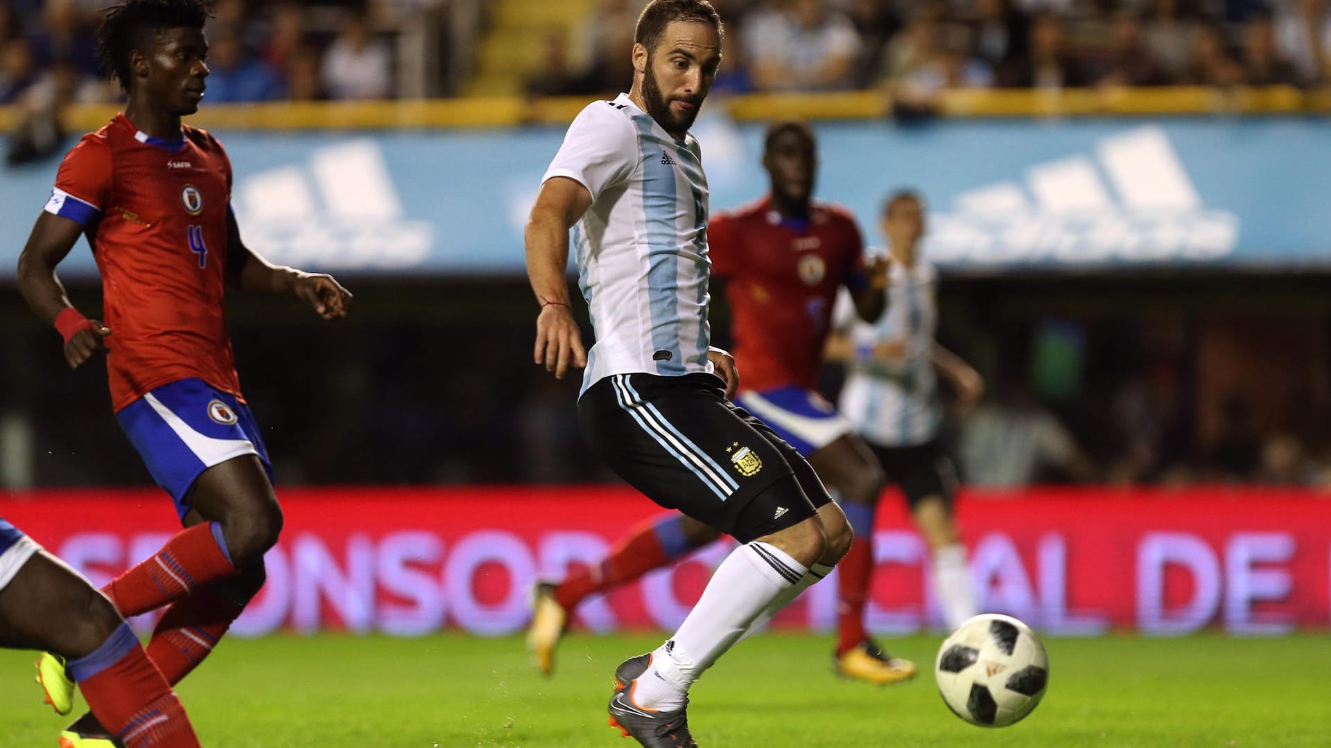 Gonzalo Higuain: Weil das Spiel in Israel abgeblasen wurde, sucht Argentinien nun nach einer sportlichen Alternative.