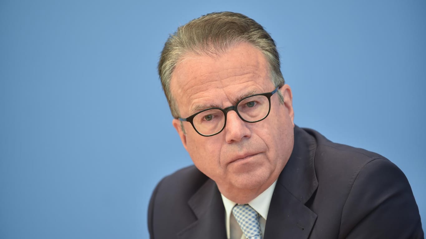 Frank-Jürgen Weise: Der frühere Leiter des Bundesamtes für Migration und Flüchtlinge (Bamf) steht in der Bremer Asyl-Affäre selbst in der Kritik.