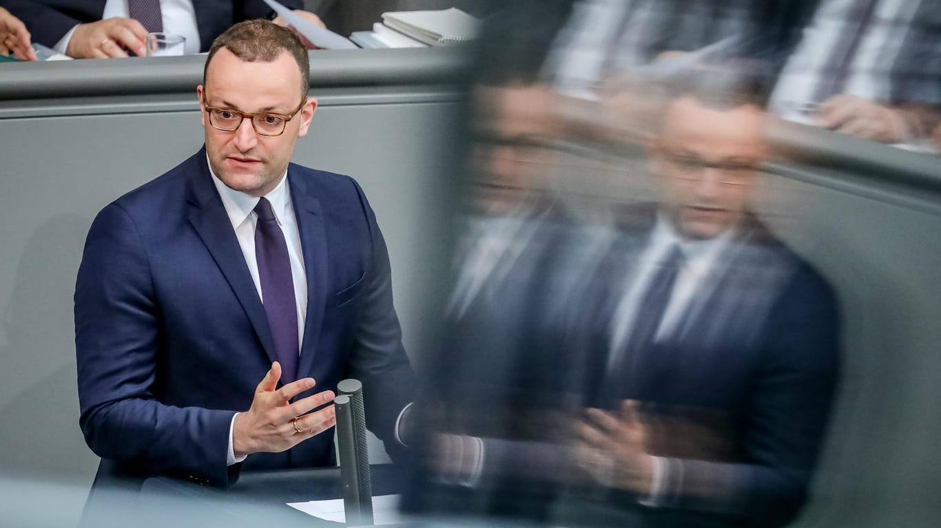 Gesundheitsminister Jens Spahn im Bundestag: Für das neue Krankenkassen-Gesetz bekommt der CDU-Politiker heftige Kritik aus der Wirtschaft. 4,5 Milliarden Euro würde die Reform Unternehmen kosten.
