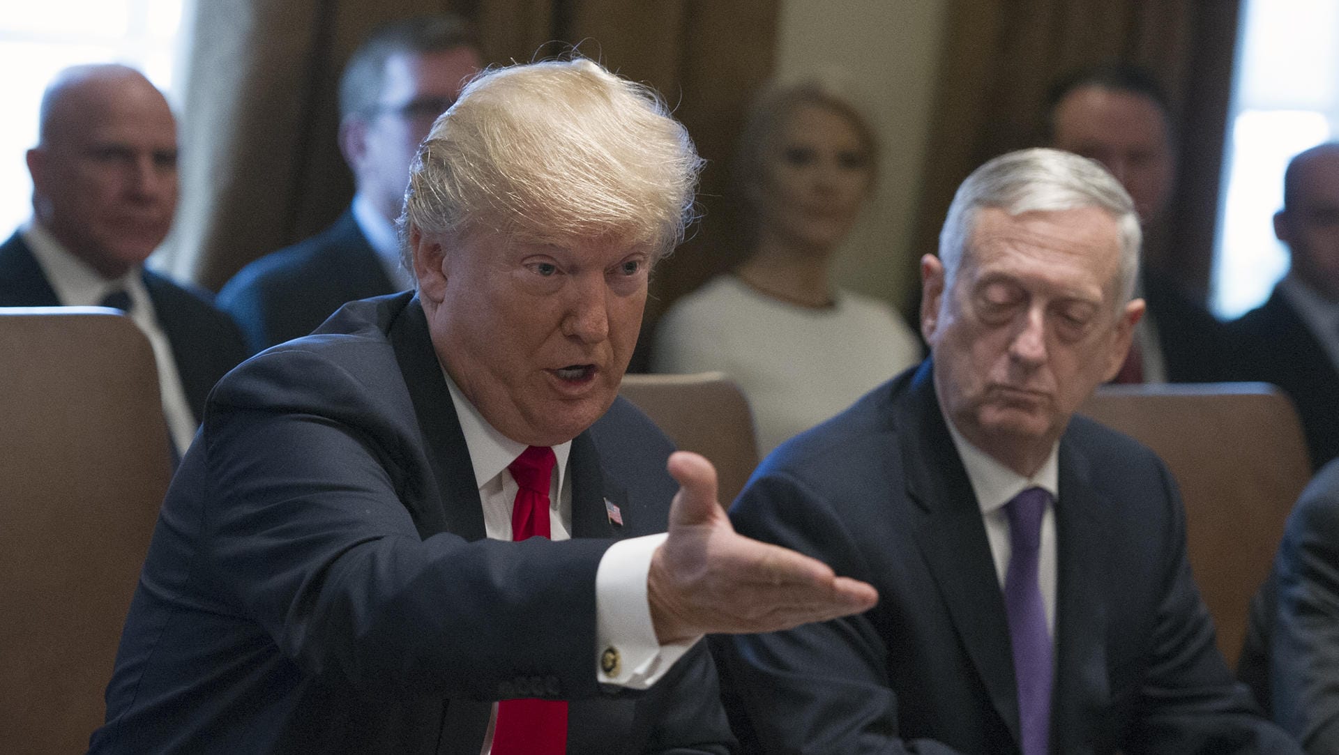 US-Präsident Donald Trumo während eines Kabinetts-Treffen: Mitarbeiterin des Weißen Hauses nach abfälliger Bemerkung über McCain entlassen. US-Präsident Donald Trumo während eines Kabinetts-Treffen: Mitarbeiterin des Weißen Hauses nach abfälliger Bemerkung über McCain entlassen.