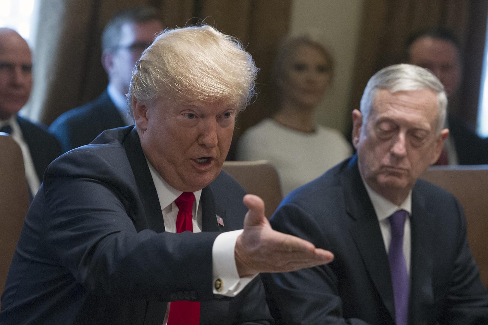 US-Präsident Donald Trumo während eines Kabinetts-Treffen: Mitarbeiterin des Weißen Hauses nach abfälliger Bemerkung über McCain entlassen.