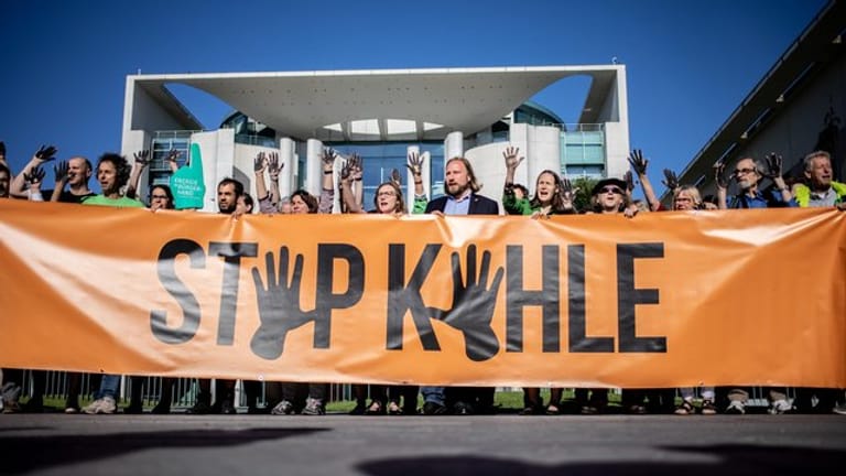 Umweltschutzaktivisten demonstrieren vor dem Bundeskanzleramt für den Kohleausstieg.