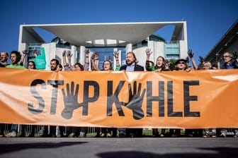 Umweltschutzaktivisten demonstrieren vor dem Bundeskanzleramt für den Kohleausstieg.