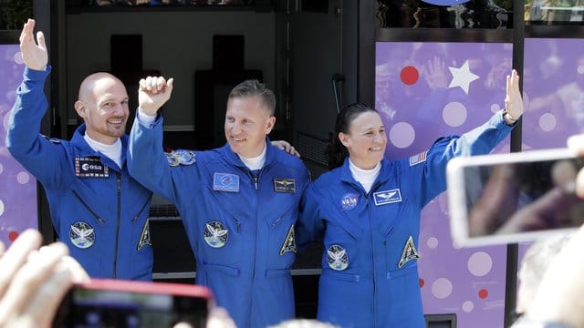 Der deutsche Astronaut Alexander Gerst (l-r), der russische Kosmonaut Sergej Prokopjew und die US-amerikanische Astronautin Serena Aunon-Chancellor winken vor der Abfahrt mit einem Bus vom Hotel zum Kosmodrom. Der deutsche Astronaut Alexander Gerst (l-r), der russische Kosmonaut Sergej Prokopjew und die US-amerikanische Astronautin Serena Aunon-Chancellor winken vor der Abfahrt mit einem Bus vom Hotel zum Kosmodrom.