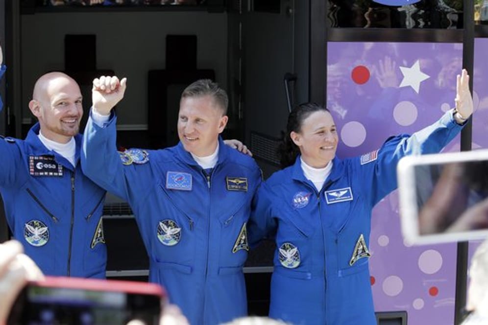 Der deutsche Astronaut Alexander Gerst (l-r), der russische Kosmonaut Sergej Prokopjew und die US-amerikanische Astronautin Serena Aunon-Chancellor winken vor der Abfahrt mit einem Bus vom Hotel zum Kosmodrom.