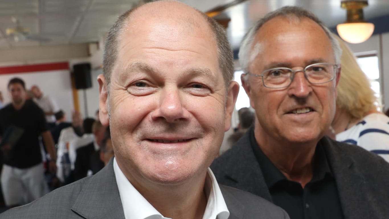 SPD-Finanzminister Olaf Scholz (l.) mit Parteifreund und Amtsvorgänger Hans Eichel: Scholz werden Ambitionen als kommender Kanzlerkandidat nachgesagt.