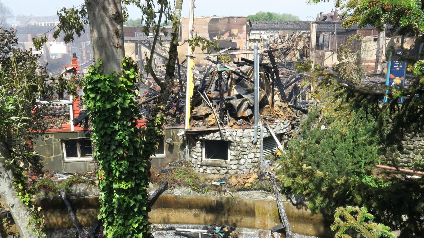 Die Folgen des Großbrands: Verkohlte Überreste eines Gebäudes im Europa-Park Rust.
