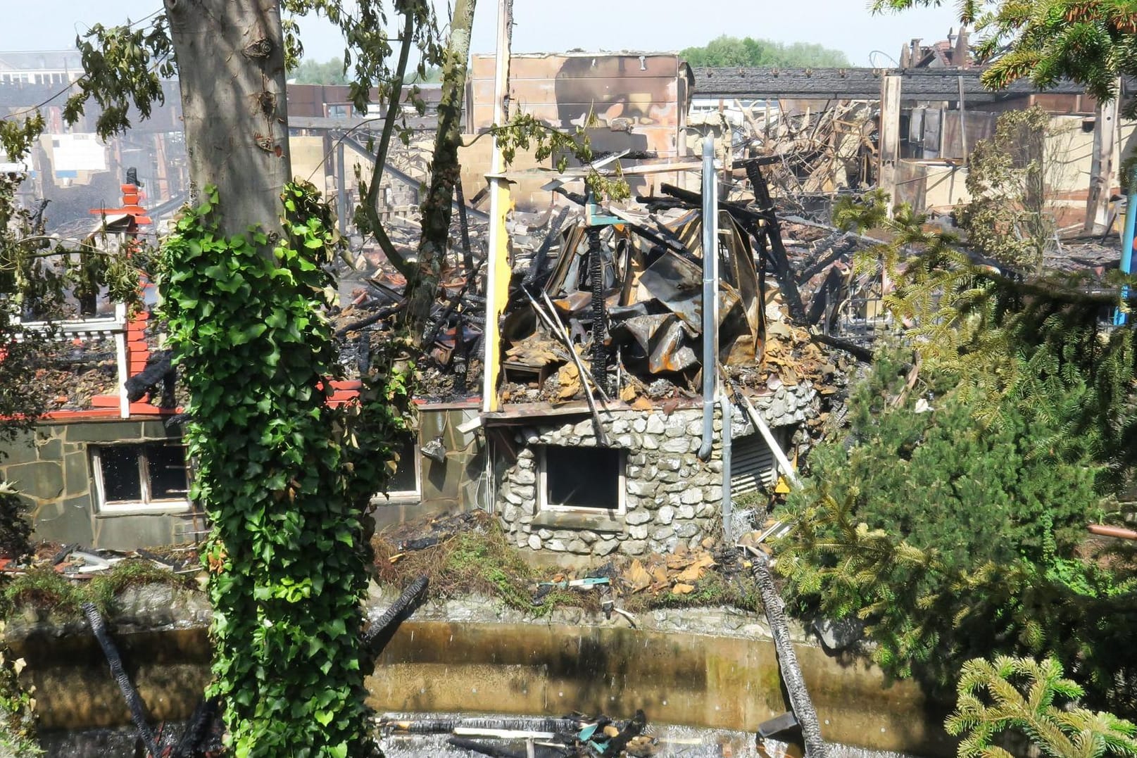 Die Folgen des Großbrands: Verkohlte Überreste eines Gebäudes im Europa-Park Rust.