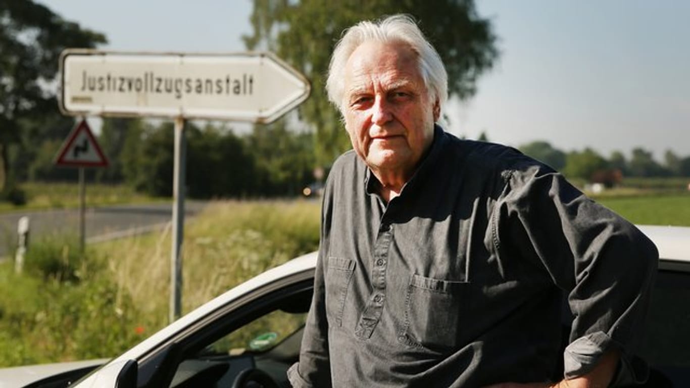 Der ehemalige Kunstberater Helge Achenbach verlässt die Justizvollzugsanstal in Moers.
