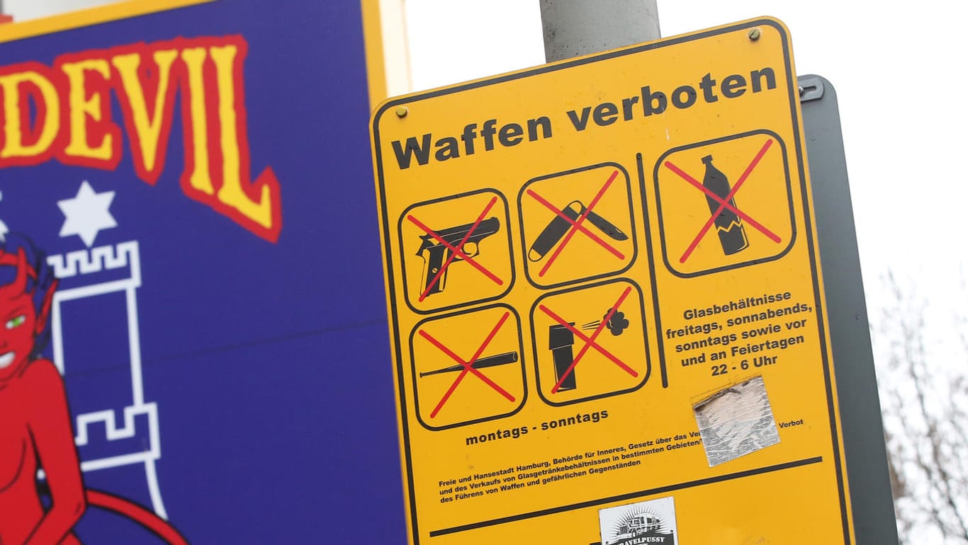 Die auf dem Hamburger Kiez geltenden Waffenverbote auf einem Schild illustriert: Hessens Innenminister will Waffenverbote rund um Bahnhöfe und Schulen.