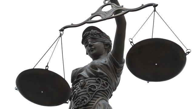 Ein Gerichtsurteil zeigt, dass die familiäre Bindung für den Anspruch auf eine Pflege zu Hause rund um die Uhr eine wichtige Rolle spielt. Ein Gerichtsurteil zeigt, dass die familiäre Bindung für den Anspruch auf eine Pflege zu Hause rund um die Uhr eine wichtige Rolle spielt.