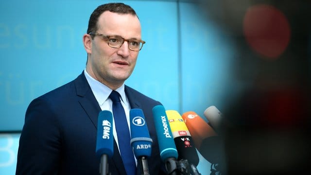 Bundesgesundheitsminister Jens Spahn erklärt das GKV-Versichertenentlastungsgesetz mit dem 56 Millionen Mitglieder der gesetzlichen Krankenkassen entlastet werden sollen.