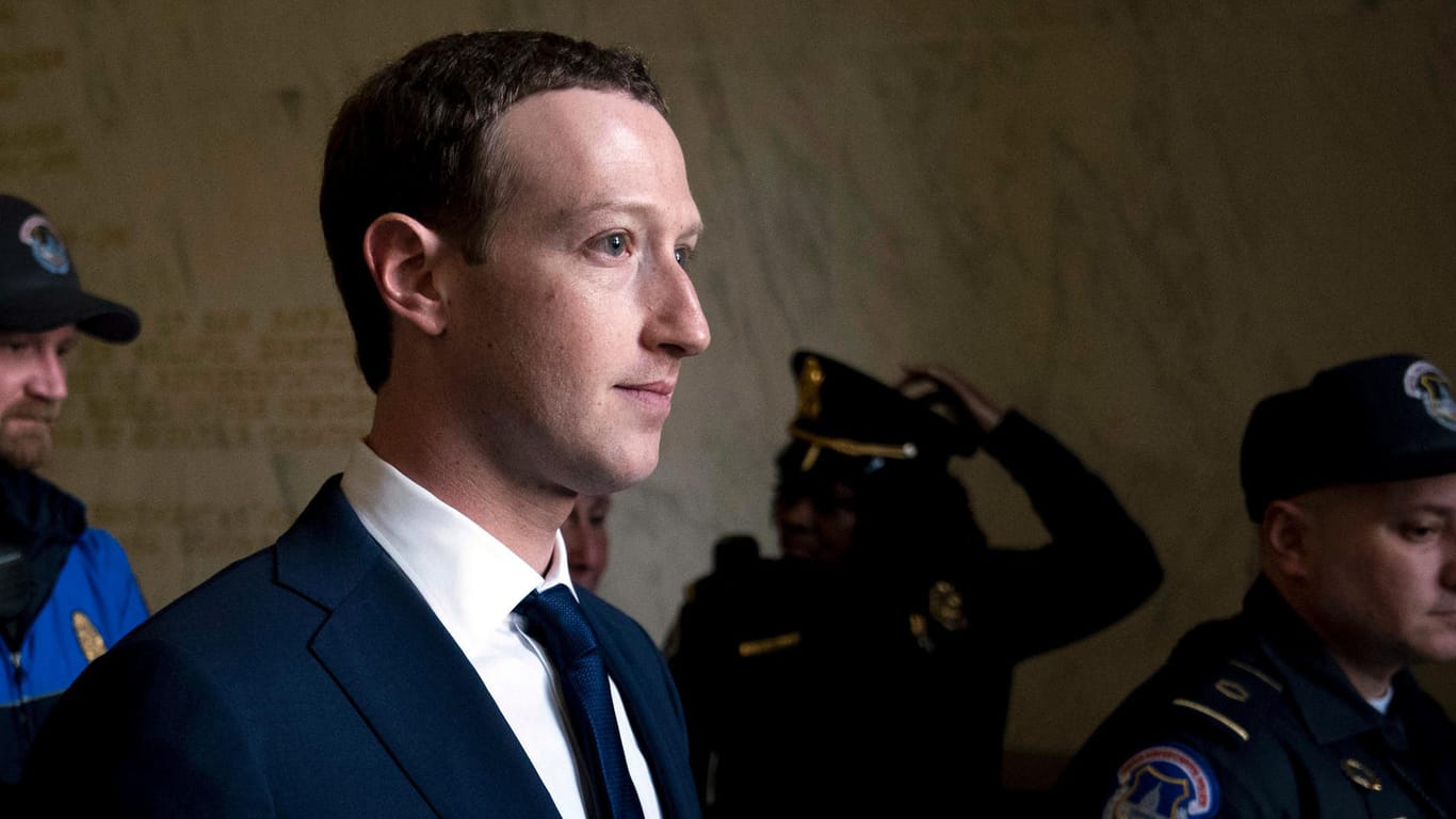 Facebooks CEO Mark Zuckerberg auf dem Weg zu einer Anhörung: Facebook hat Nutzerdaten mit mehreren chinesischen Firmen geteilt.