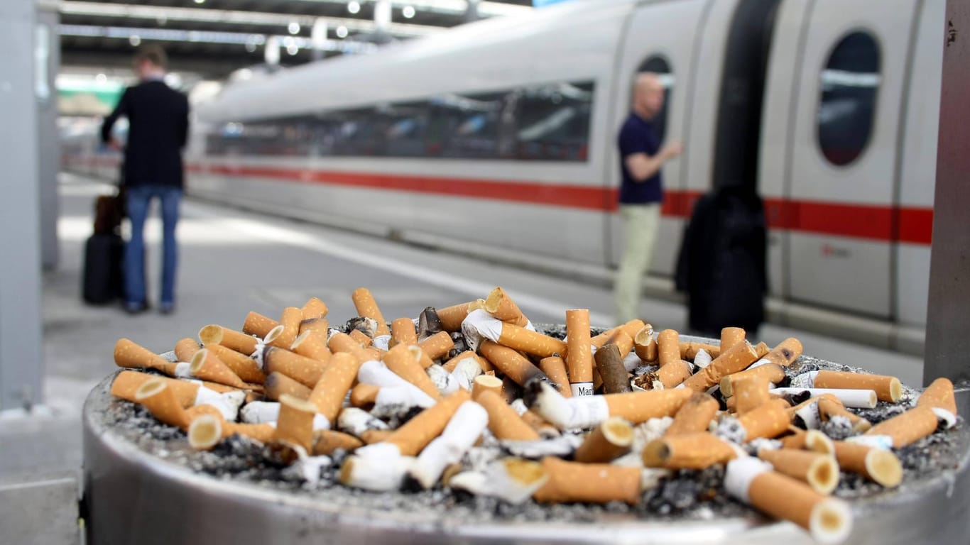 Raucher müssen draußen bleiben: Ein Petent wollte das ändern, forderte eine Pflicht zur Einrichtung von Raucherabteilen.