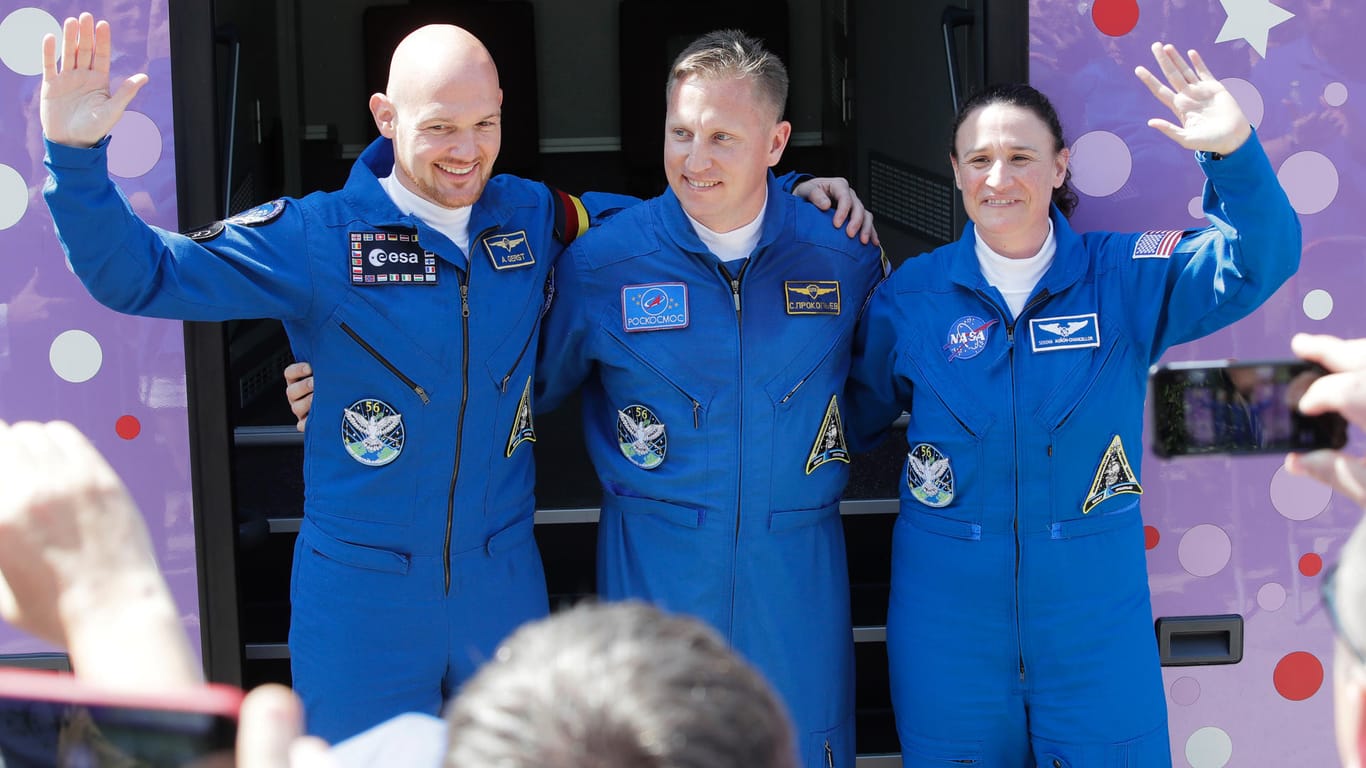 Der deutsche Astronaut Alexander Gerst (von links nach rechts), der russische Kosmonaut Sergej Prokopjew und die US-amerikanische Astronautin Serena Aunon-Chancellor winken vor ihrer Abfahrt mit einem Bus vom Hotel zum Kosmodrom.
