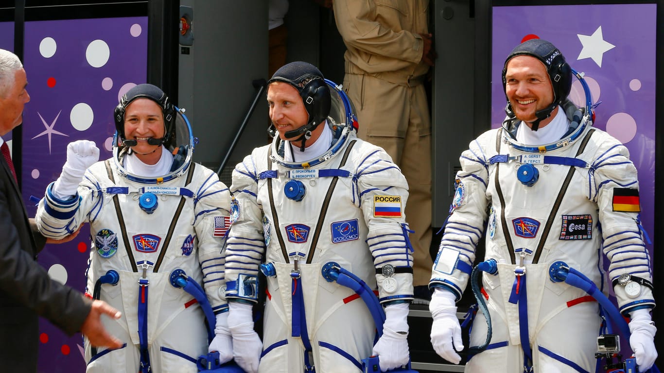 Letztes Gruppenfoto mit Raumanzügen: Die drei Astronauten machen sich auf zur Rakete.