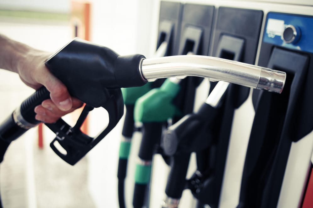 Tanken: An den Tankstellen sind die Preise für Benzin und Diesel in den Monaten April und Mai kräftig gestiegen.