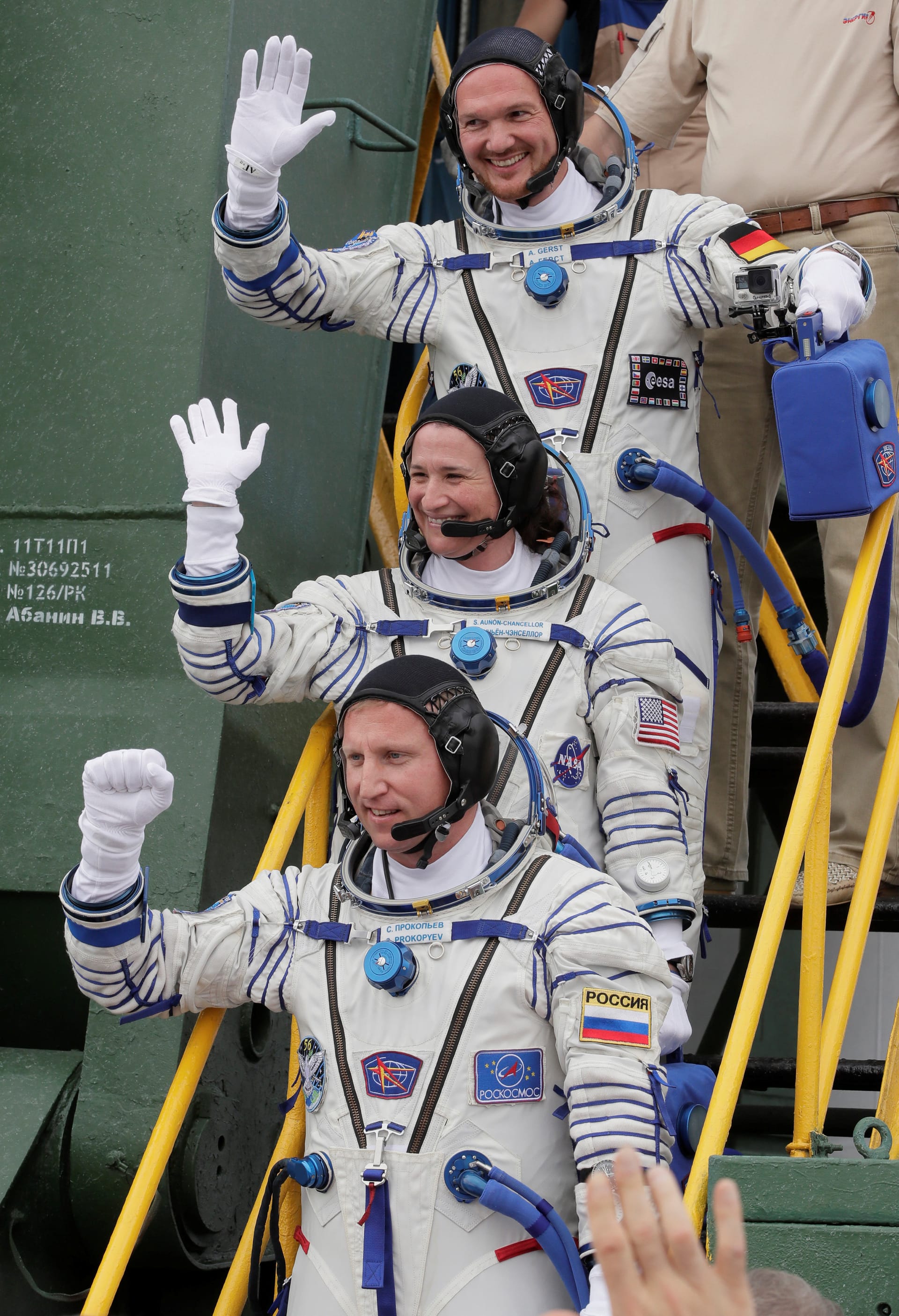 Die drei Raumfahrer beim Besteigen der Rakete.