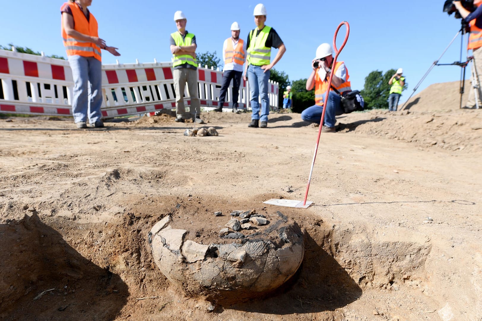 Eine Urne aus der Eisenzeit auf der Baustelle eines Kabelgrabens: In den vergangenen Tagen sind hier etwa 40 Urnen aus Ton geborgen worden, die um die 2.000 Jahre alt sein sollen und aus der Eisenzeit stammen.