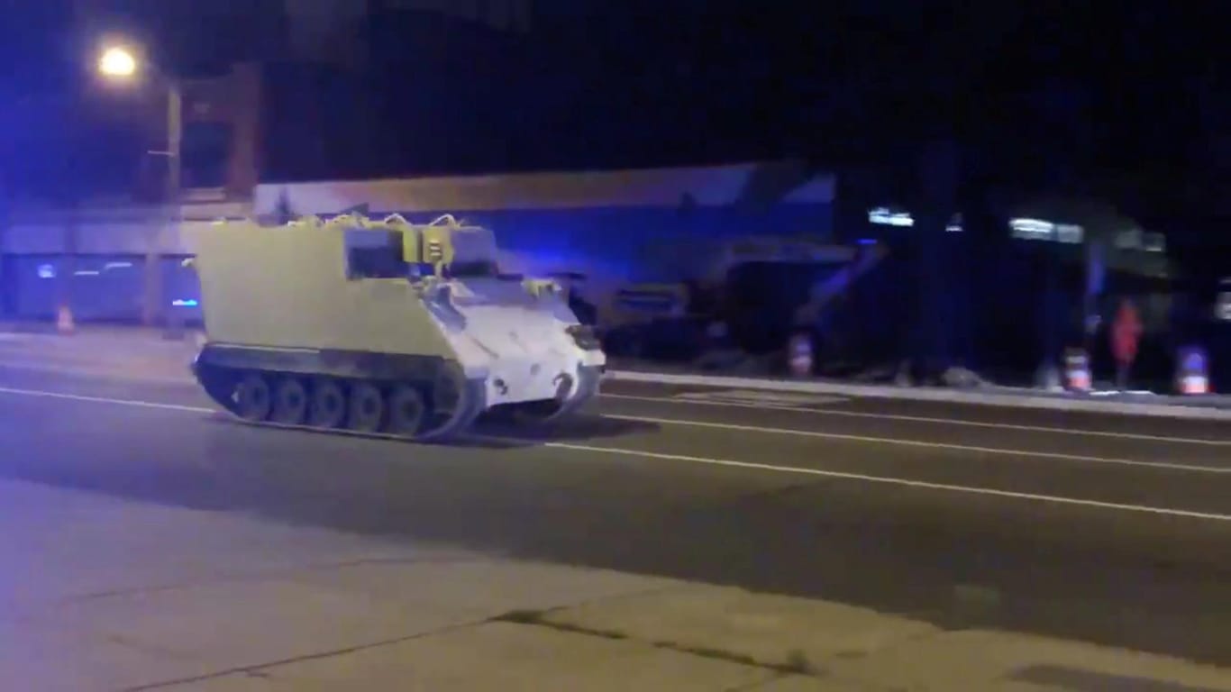 Ein gepanzerter Truppentransport (armoured personnel carrier, kurz APC) während einer Verfolgungsjagd: US-Soldat rattert in gestohlenem Truppentransporter über die Autobahn.