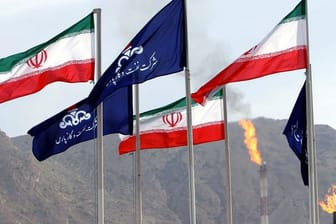 Iranische Flaggen und der nationalen iranischen Ölgesellschaft vor einem Gasfeld in Assalouyeh.