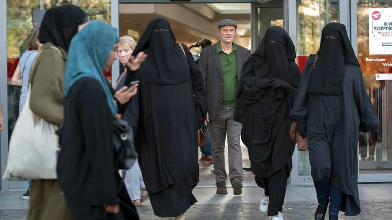 Edgar Selge als Michel Houellebecqs François im ARD-Film "Unterwerfung": Welche Auswirkungen hätte eine Islamisierung Frankreichs auf das gesellschaftliche Leben?