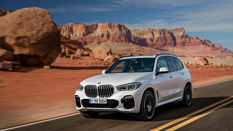 BMW X5: Unter anderem die größere Niere und serienmäßige LED-Scheinwerfer kennzeichnen das Auto.